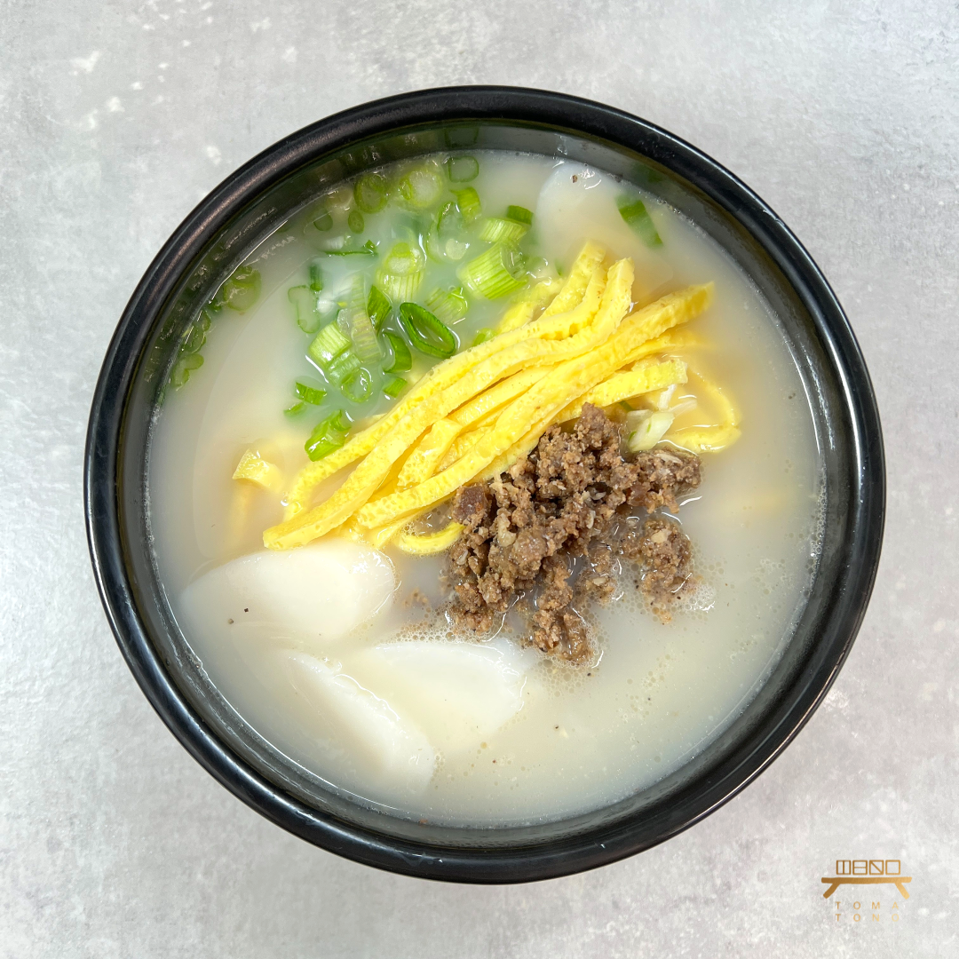 찐사골 소고기 떡국 Beef Broth Rice Cake Soup