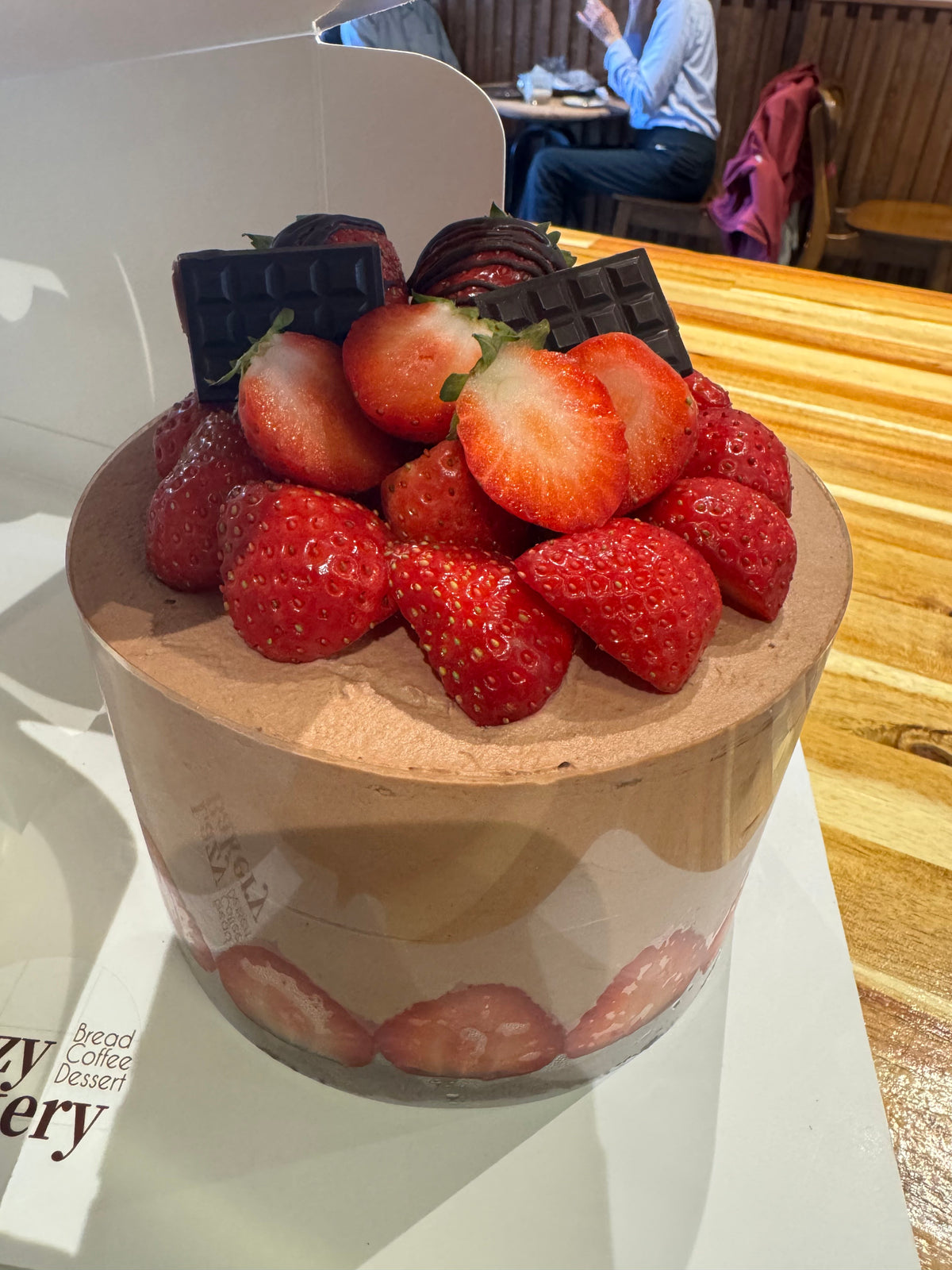 딸기와 초콜릿 장식이 올라간 Lazy Bakery 딸기 초코 생크림 케이크