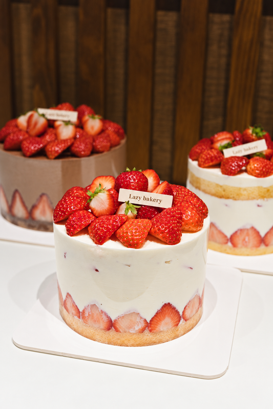 딸기를 올리고 옆면에 딸기를 장식한 Lazy Bakery 딸기 생크림 케이크